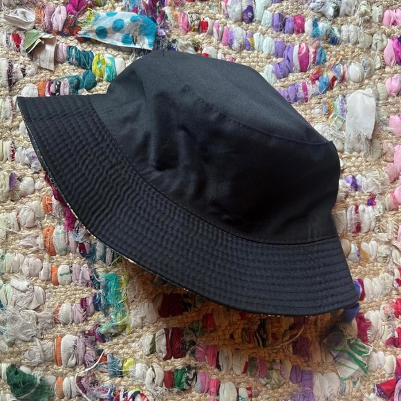 Reversible black bucket hat - Picture 3 of 3